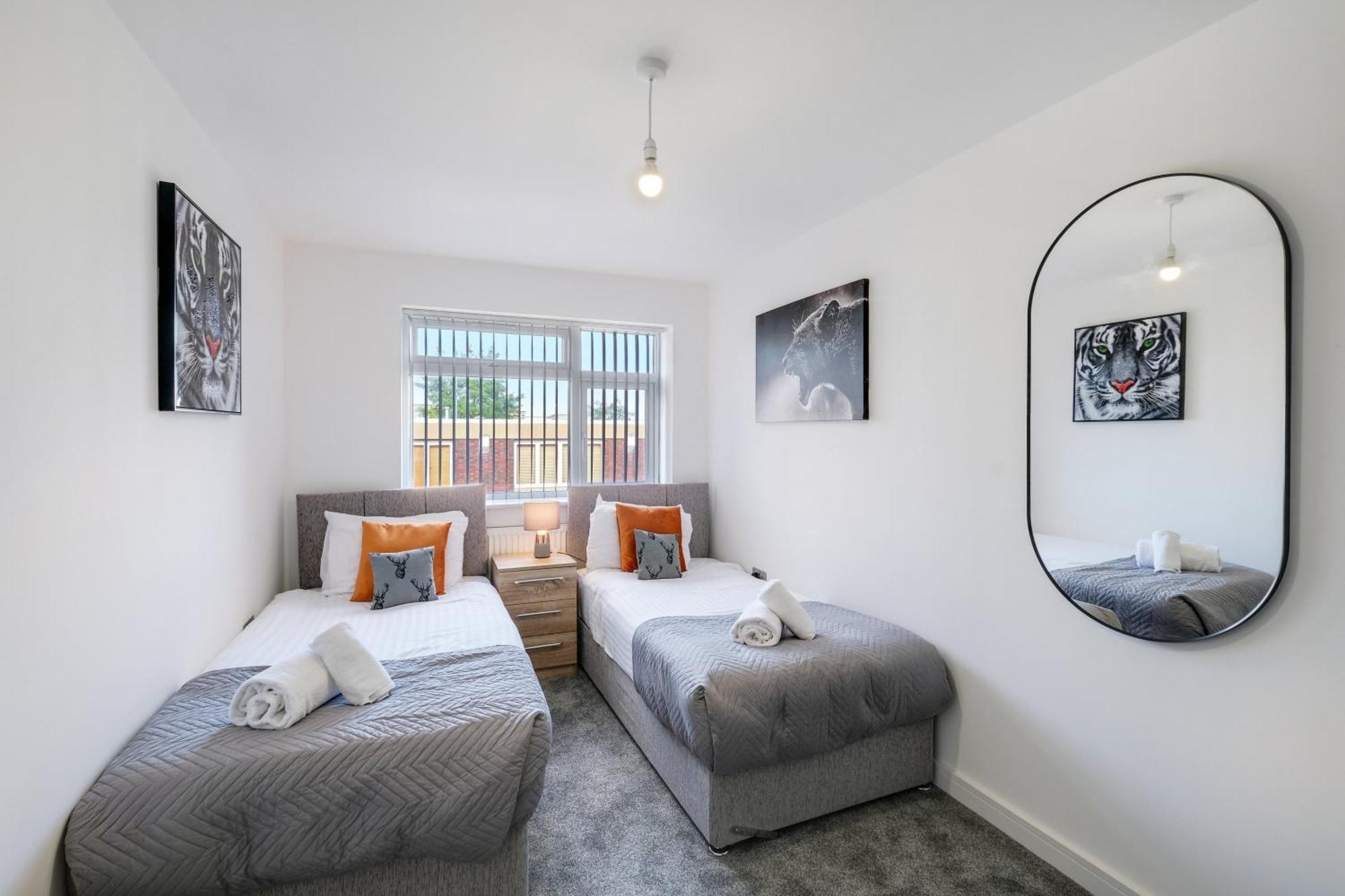 St Martins House Luxury 2 Bedroom Apartments Ruislip By 360Stays Εξωτερικό φωτογραφία